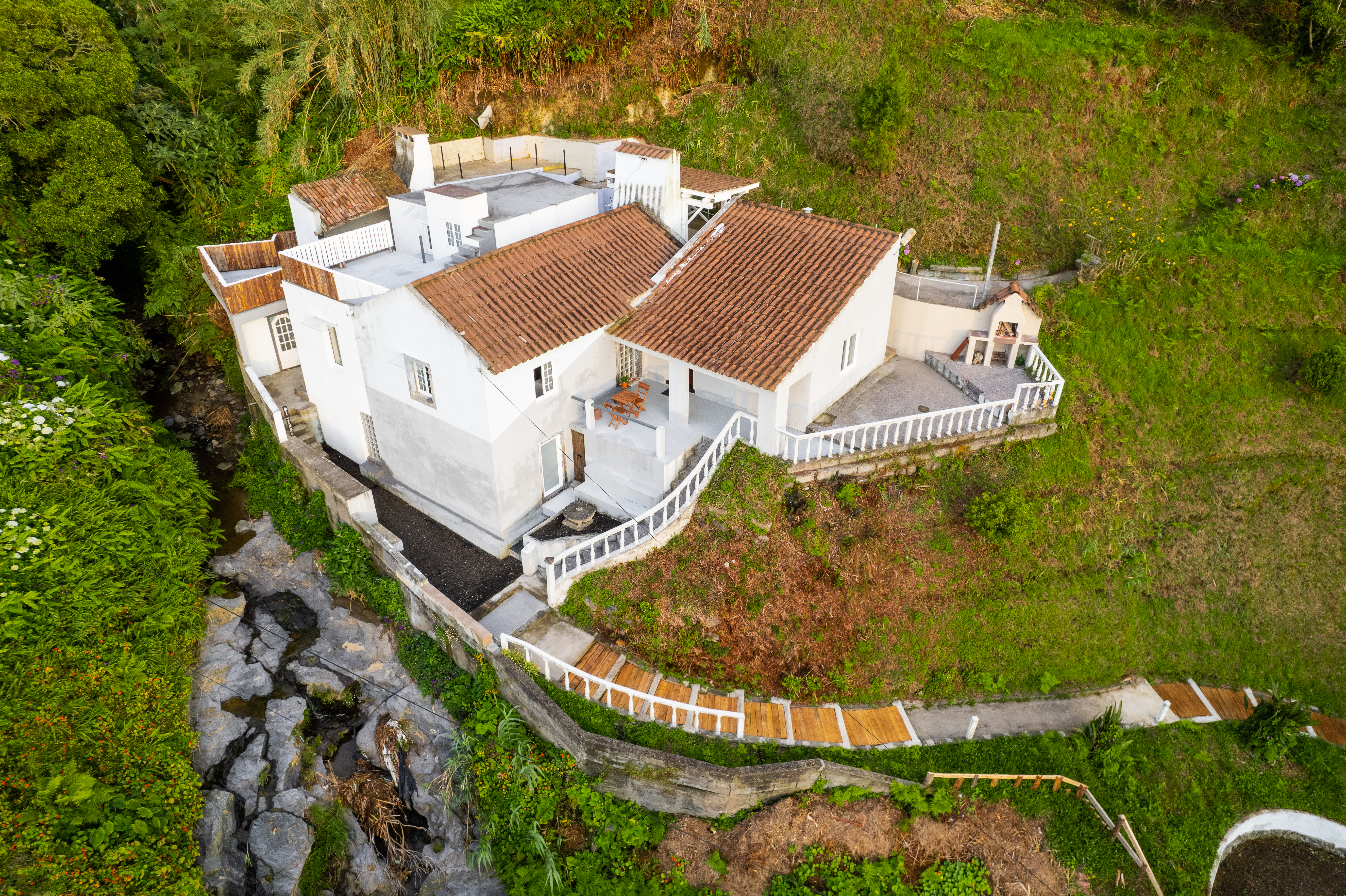 Fachada de moradia moderna com design contemporâneo em Portugal